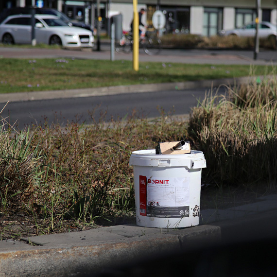 Pędzel został na wysepce. Remont przy ulicy 11 Listopada z drobnym akcentem na święta