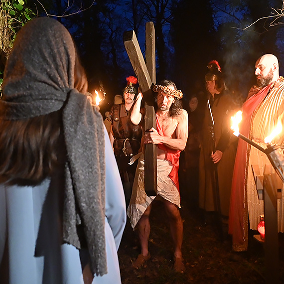 Droga Krzyżowa w Żółwiej Błoci. Misterium w ruinach, które wciąga i nie pozwala pozostać obojętnym. Zobacz film!