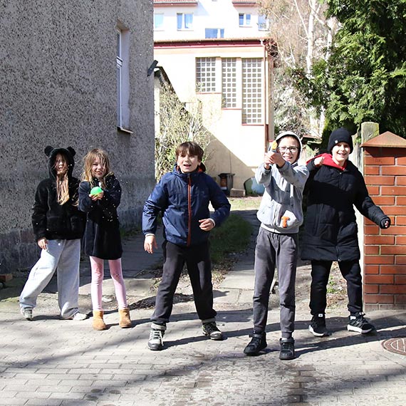 Śmigus-dyngus na ulicy. Mali „snajperzy” polowali na przejezdnych