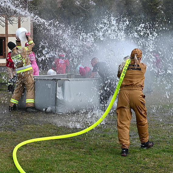 Strażacy kontra mieszkańcy. 6 minut totalnego lania - OSP Przytór znów to zrobił. Zobacz film!