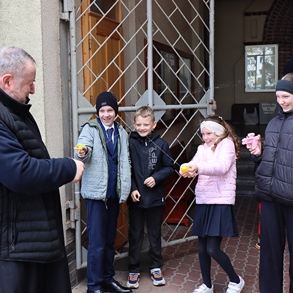 Śmigus przy sanktuarium. Dzieci chciały zaskoczyć proboszcza ale okazało się, że on także jest „uzbrojony”!