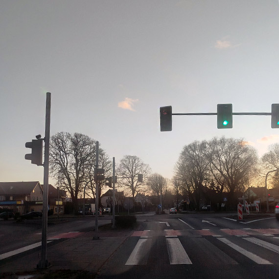 Skrzywiona sygnalizacja przy 11 Listopada - kierowcy widzą mniej, ryzyko rośnie