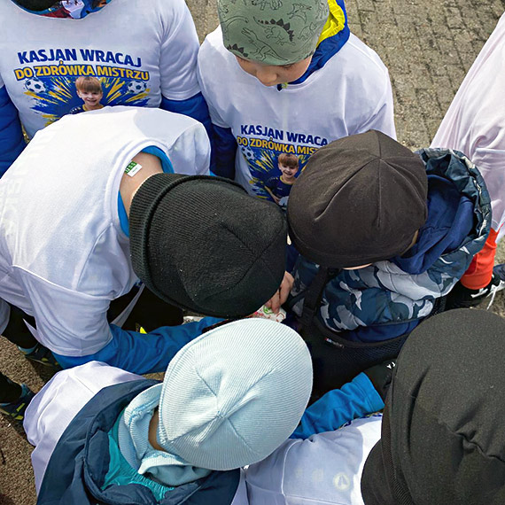 Koszulki dla kolegi z kontuzj�. M�odzi pi�karze ze �winouj�cia pokazali, co znaczy dru�yna