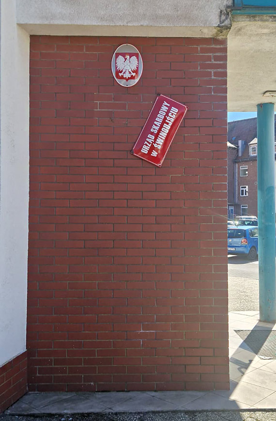 Urząd „na skos” - tabliczka w Świnoujściu chyba nie rozliczyła grawitacji