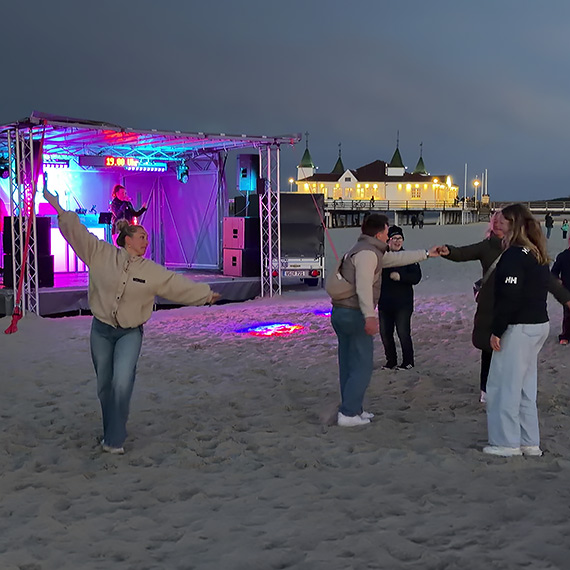 Podgl�damy s�siad�w - tak bawi si� Ahlbeck nad morzem. Zobacz film!