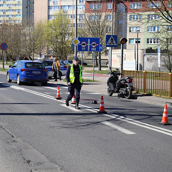 Nag�e hamowanie i dramat na jezdni - m�czyzna ze skutera w ci�kim stanie trafi� do szpitala