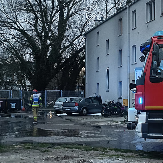 Dwa auta w ogniu - stra�acy dzia�ali o �wicie przy Steyera