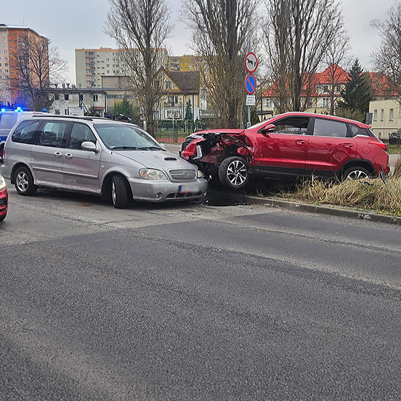 Akrobacje na skrzyżowaniu w Świnoujściu. Auto wyleciało na wysepkę i uderzyło w pojazd