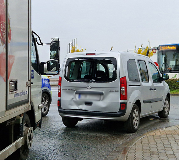 Kolizja w centrum Świnoujścia. Dostawczak uderzył w osobówkę