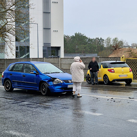 Wymuszenie pierwszeństwa na Nowokarsiborskiej. Zderzenie citroena z hondą