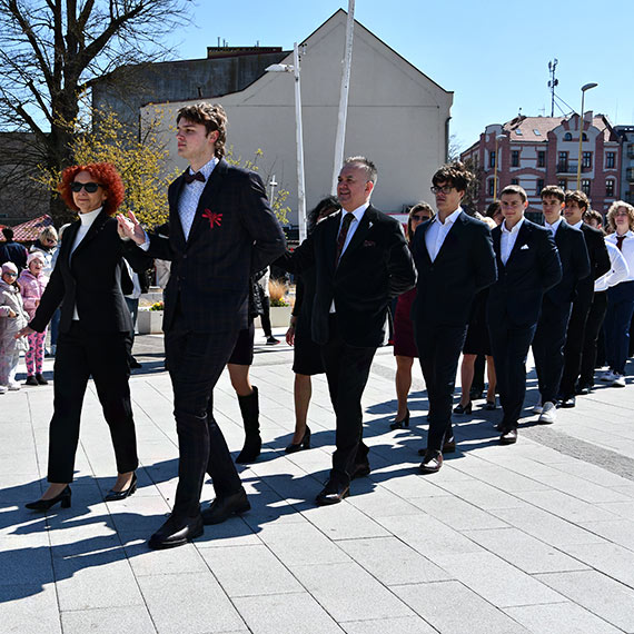 „Podkomorzy rusza. I z lekka zarzuciwszy wyloty kontusza”