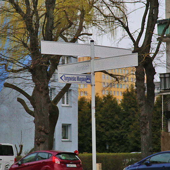 Wyblak�e tablice w centrum �winouj�cia. Wymiana trwa, ale wci�� wida� stare oznakowanie