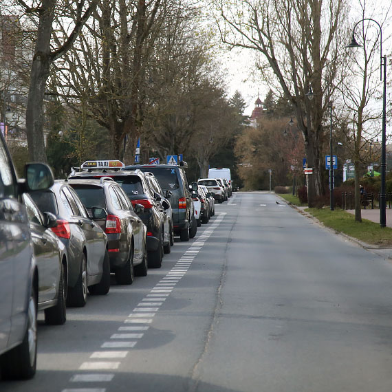 Nowe zasady parkowania w �winouj�ciu od 1 maja. Im bli�ej pla�y, tym dro�ej