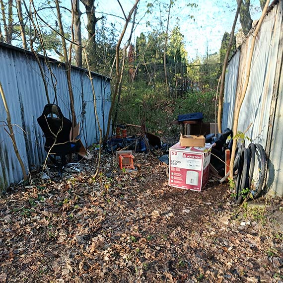 Nielegalne wysypisko przy gara�ach na ul. Steyera. Mieszka�cy maj� do��