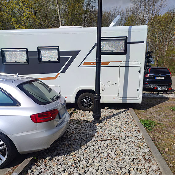 Kamper na p� parkingu. Mieszka�cy maj� do�� - „niszcz� miejsca postojowe”