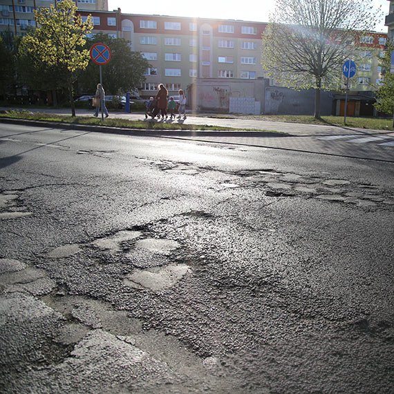 Dziury, krusz�cy si� asfalt. Coraz bardziej zdegradowane ulice