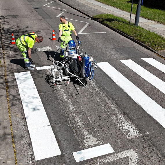 Tony bia�ej farby na jezdniach