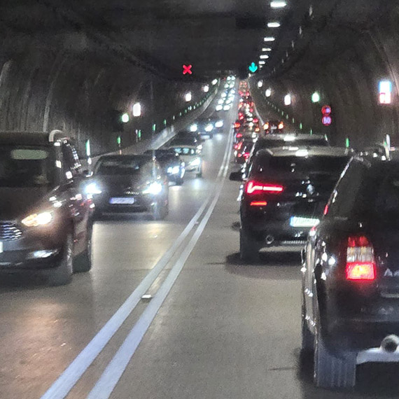 Tunel zapchany do granic. Auto na poboczu, a ruch jak w wielkiej metropolii