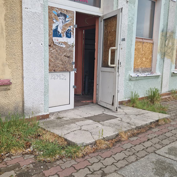 Otwarta ruina przy Wybrze�u W�adys�awa IV. Mieszka�cy alarmuj�: tam mo�e doj�� do tragedii