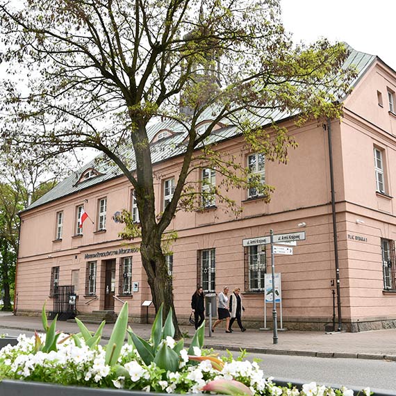 �winouj�cie �egna Lecha Trawickiego. Flagi z kirem i ksi�ga kondolencyjna w muzeum