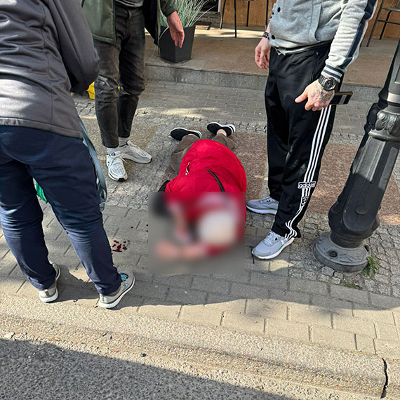 Kobieta przewr�ci�a si� na chodniku. Interweniowa�o pogotowie