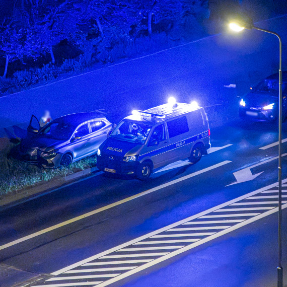 Seniorka pomyliła gaz z hamulcem. Rozbiła auto i uderzyła w latarnię w Świnoujściu