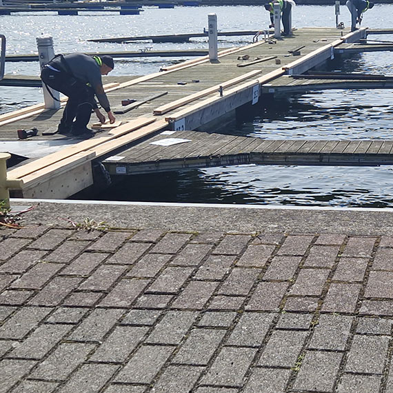 Pomosty będą gotowe na sezon. Trwa remont w świnoujskim porcie jachtowym