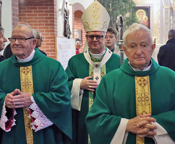 Z udzia�em arcybiskupa Wies�awa �migla. 60 lat w s�u�bie Bogu i ludziom. Ksi�dz Pra�at Kazimierz Sasadeusz i 20 innych kap�an�w diecezji �wi�towa�o rocznic� swoich �wi�ce�