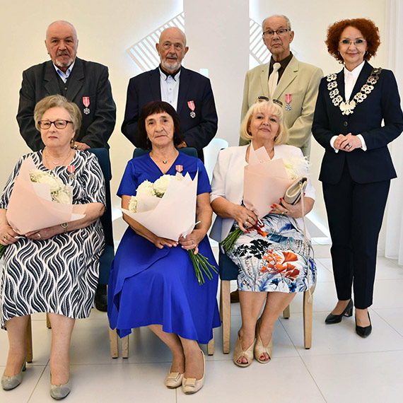 Złote gody w Świnoujściu. Prezydent Joanna Agatowska wręczyła medale za długoletnie pożycie małżeńskie