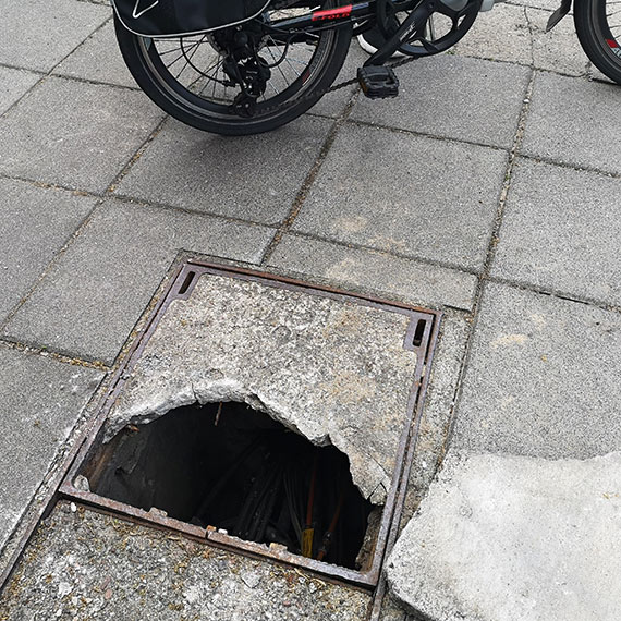 Niebezpieczna pu�apka przed szko�� nr 6. Uszkodzona studzienka zagra�a dzieciom