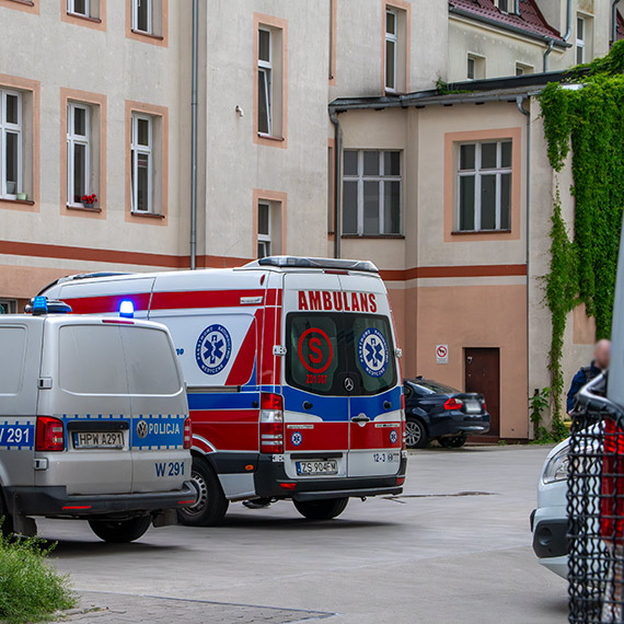 Uderzył mężczyznę w głowę. 57-latek trafił do szpitala, sprawca jest nadal poszukiwany