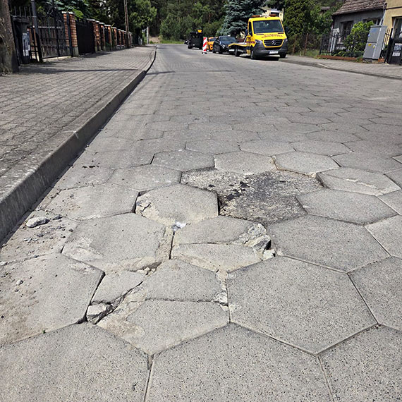 Kolejna szkoda na ulicy Wielkopolskiej. Luźna trylinka uszkodziła oponę i felgę