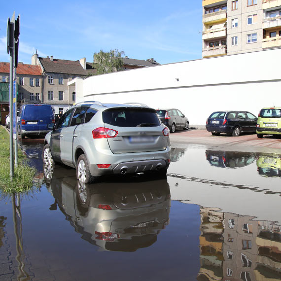 Biedronka zapewnia�a, �e problem znikn��. Ka�u�a nadal zalewa parking