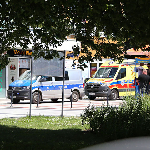Policja interweniowa�a na promenadzie. Kobieta trafi�a pod opiek� ratownik�w medycznych