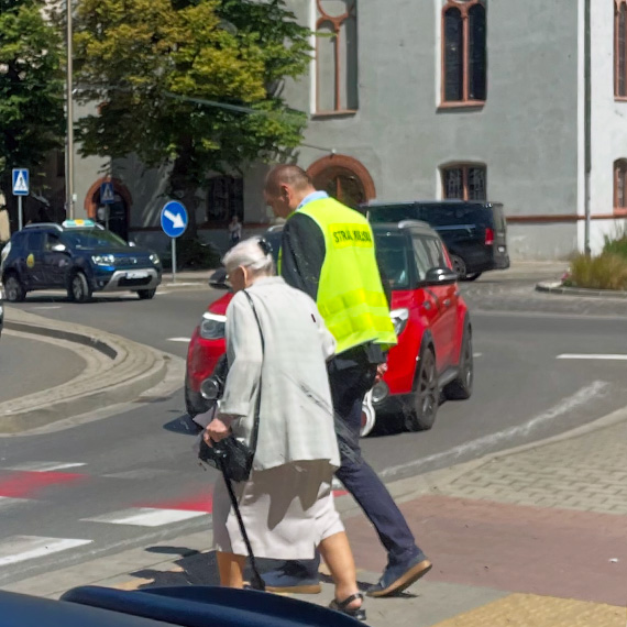 Szef Stra�y Miejskiej pom�g� seniorce przej�� przez ulic�. „Stra�nicy nie s� tylko od mandat�w”