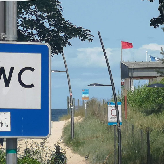Czerwona flaga na plaży w Świnoujściu. Morze pokazuje swoją siłę - kąpiel zabroniona