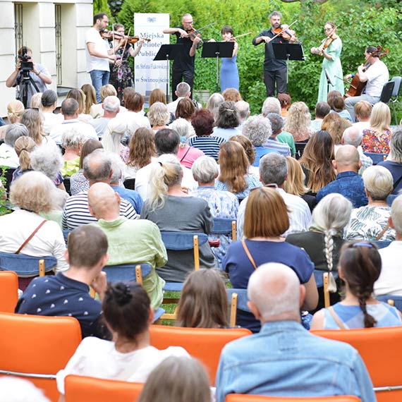Ogród pełen muzyki. Biblioteka pokazuje, że kultura nie kończy się na książkach