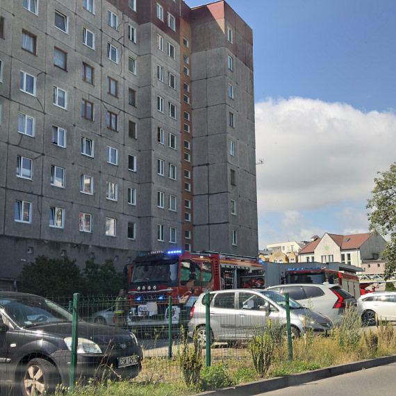 Po�ar instalacji elektrycznej w wie�owcu przy Bohater�w Wrze�nia. Na miejsce ruszy�o pi�� zast�p�w stra�y
