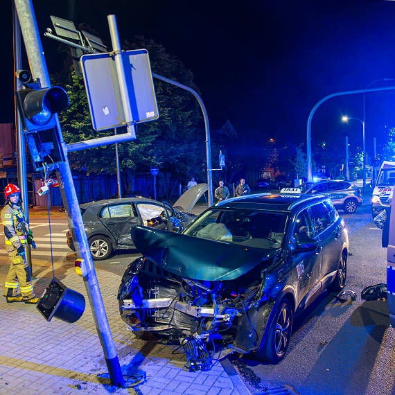 Kierowca Volkswagena wyjecha� na drog� z pierwsze�stwem. Taks�wka nie mia�a szans wyhamowa�. Zobacz film!